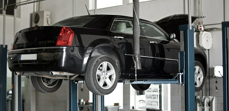 samochód w warsztacie